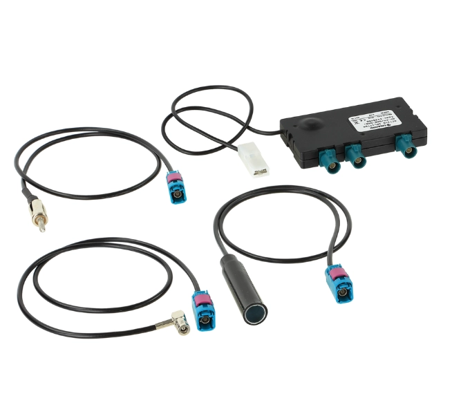 ACV Antennensplitter für AM/FM und DAB+ mit drei Fakra-Anschlüssen, DIN- und SMB-Adapterkabeln sowie Leitung für die 12-Volt-Stromversorgung.