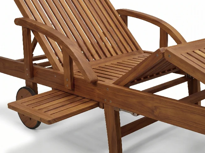 Nahaufnahme einer Holz-Sonnenliege mit Armlehne, ausziehbarer Ablage und großem Transportrad.