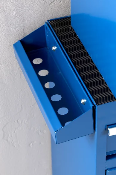 Nahaufnahme der perforierten oberen Seitenablage eines blauen Werkstattwagens.