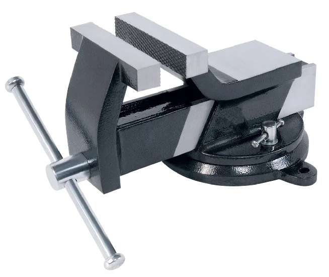 Drehbarer Schraubstock mit breiten Spannbacken und Quergriff schräg von vorne.