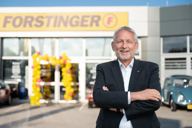 Geschäftsführer Rudolf Bayer steht vor Forstinger Filiale